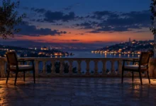 كرسيان متباعدان على شرفة في المساء — صورة توضيحية لأغنية إذا بتروح